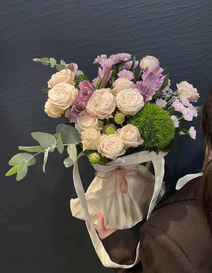 Шоппер с кустовой розой и альстромериями "Открытая Душа"