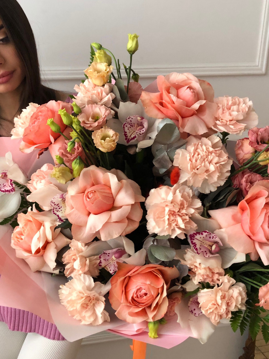 Букет с орхидеями и розами сорта Кахала(Kahala) "Персиковый рай"