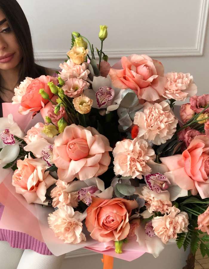 Букет с орхидеями и розами сорта Кахала(Kahala) "Персиковый рай"