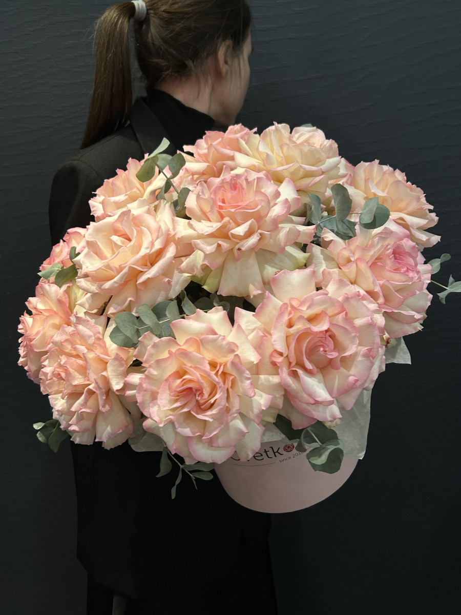 Коробка с розами сорта Эсперанса(Esperance) В саду роз