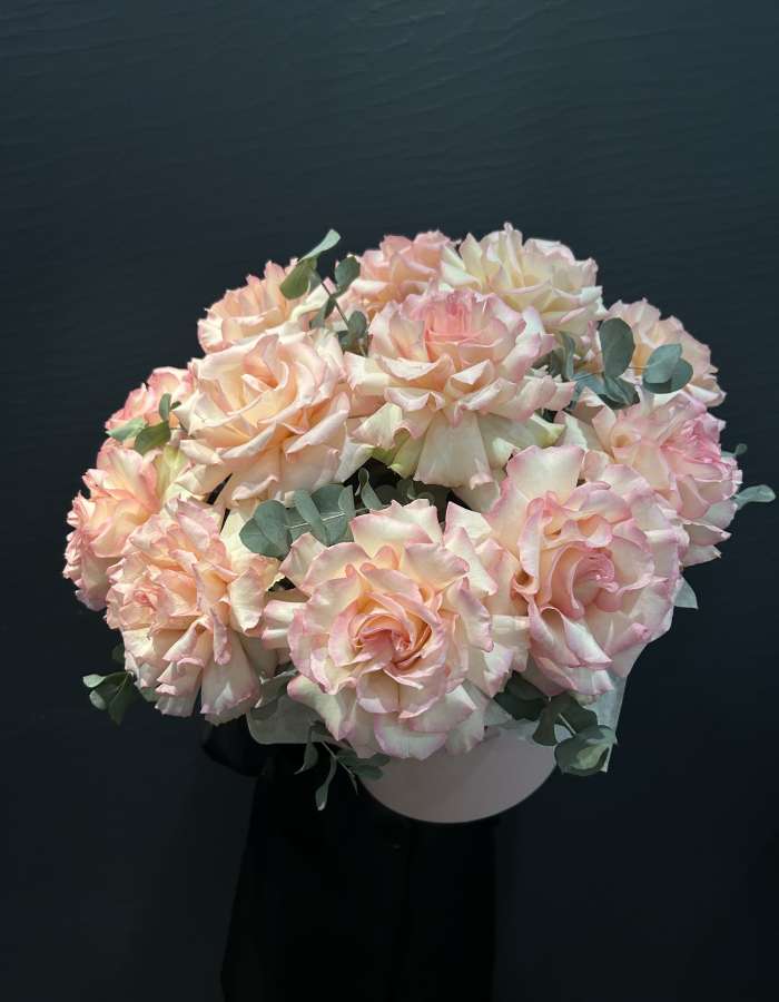 Коробка с розами сорта Эсперанса(Esperance) В саду роз