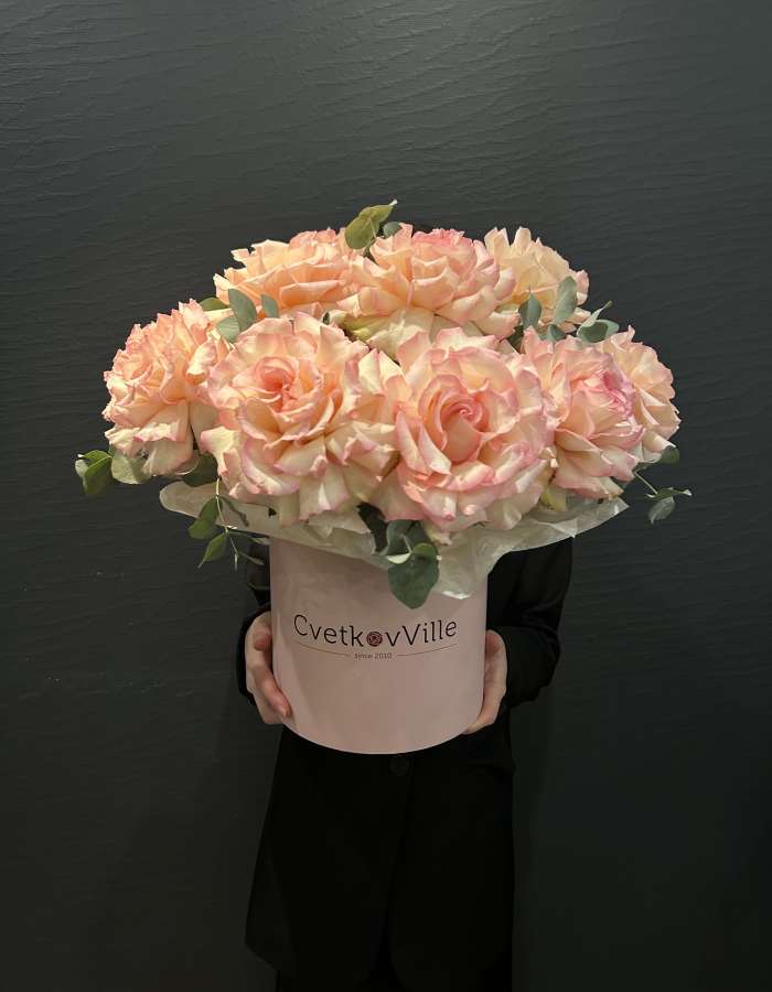 Коробка с розами сорта Эсперанса(Esperance) В саду роз