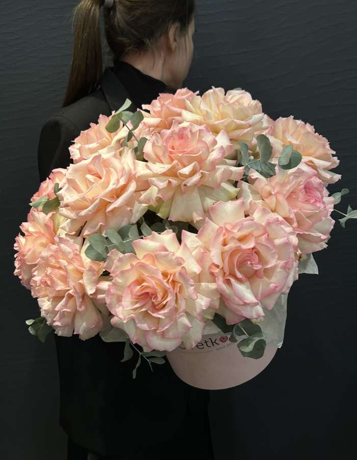 Коробка с розами сорта Эсперанса(Esperance) В саду роз