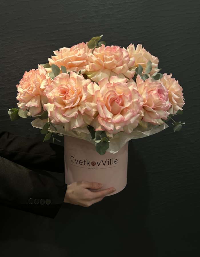 Коробка с розами сорта Эсперанса(Esperance) В саду роз