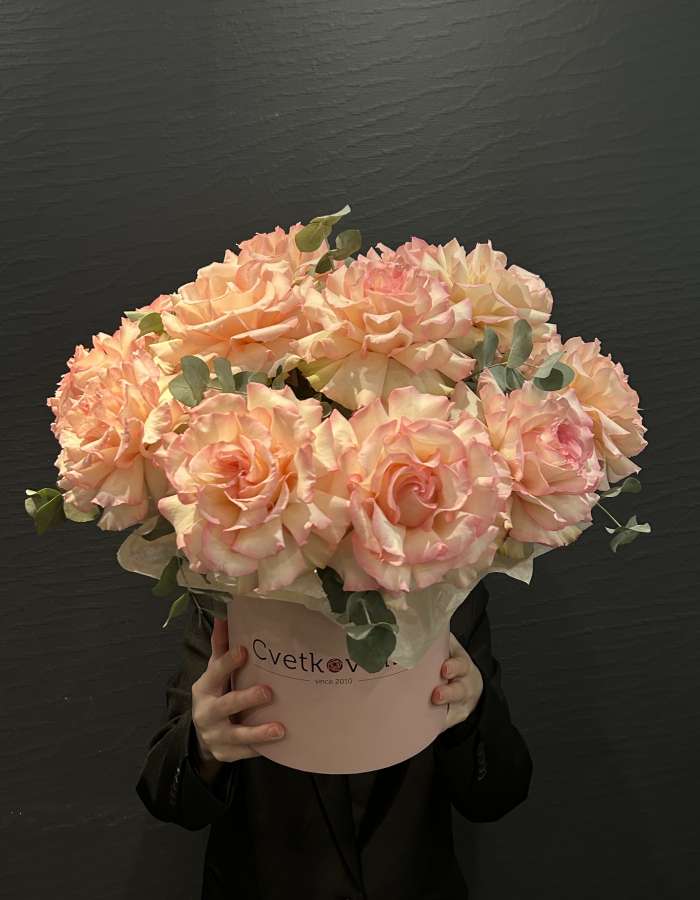 Коробка с розами сорта Эсперанса(Esperance) В саду роз