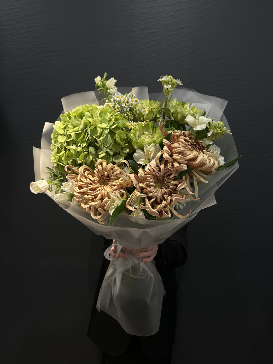 Букет из хризантемы сорта Виенна и гортензии "Клеопатра"
