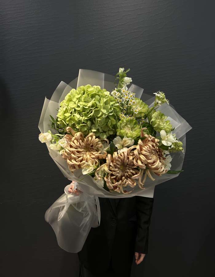Букет из хризантемы сорта Виенна и гортензии "Клеопатра"