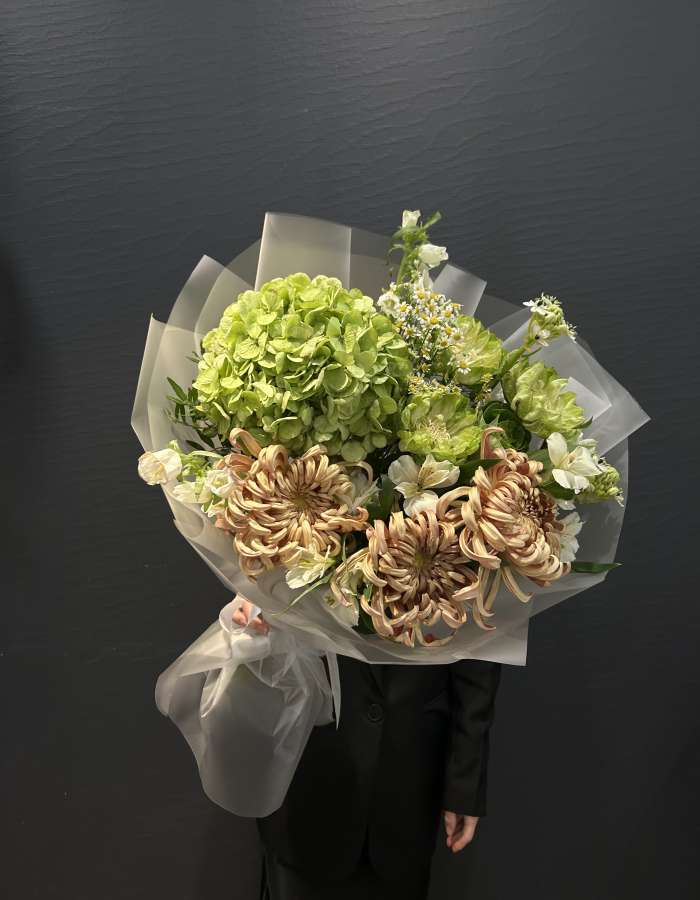 Букет из хризантемы сорта Виенна и гортензии "Клеопатра"