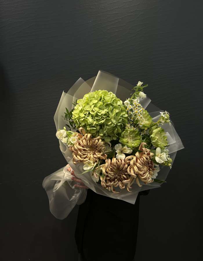 Букет из хризантемы сорта Виенна и гортензии "Клеопатра"