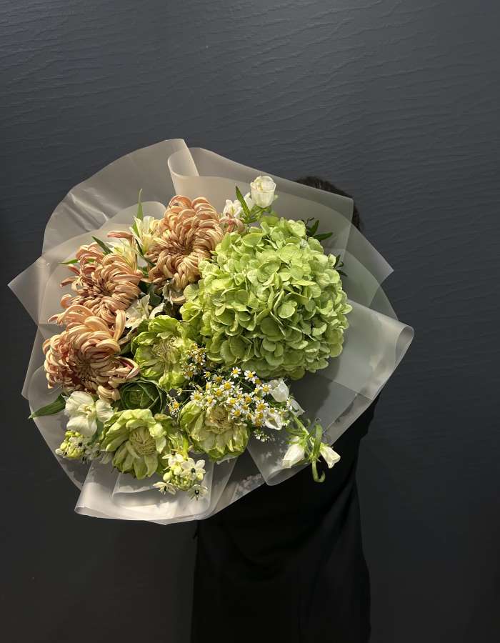 Букет из хризантемы сорта Виенна и гортензии "Клеопатра"