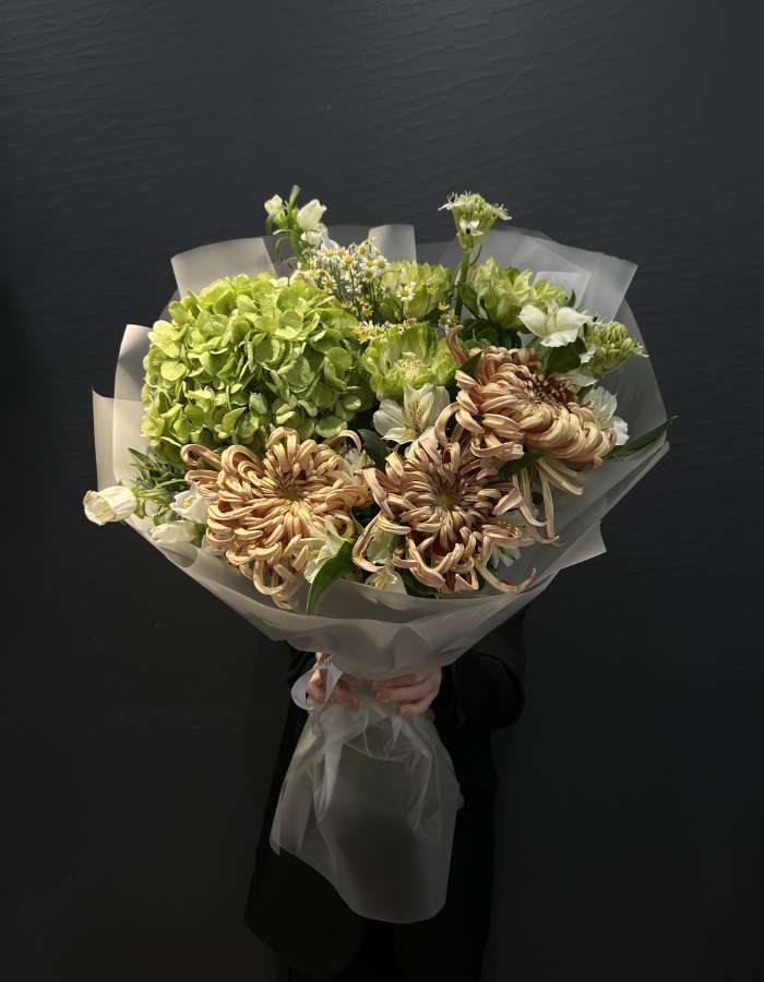Букет из хризантемы сорта Виенна и гортензии "Клеопатра"