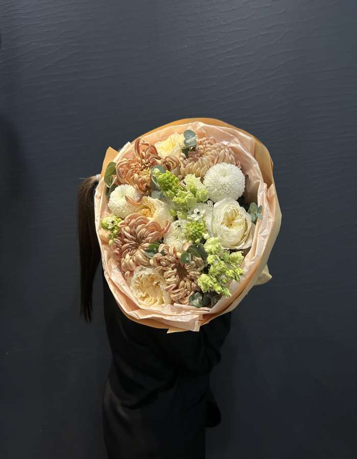 Букет из роз и хризантемы сортаВиенна(Viena) "Кудри"