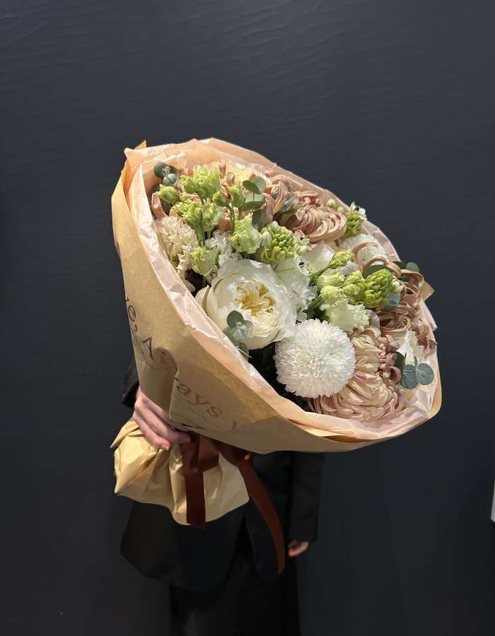 Букет из роз и хризантемы сортаВиенна(Viena) "Кудри"