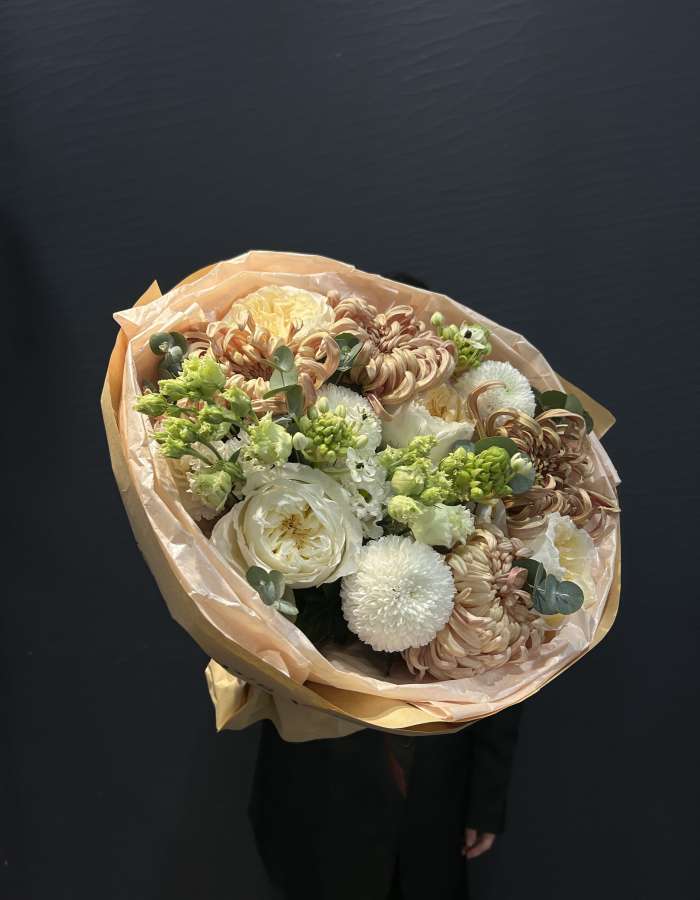 Букет из роз и хризантемы сортаВиенна(Viena) "Кудри"