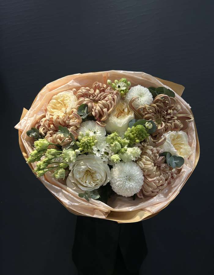 Букет из роз и хризантемы сортаВиенна(Viena) "Кудри"