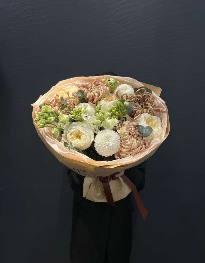 Букет из роз и хризантемы сортаВиенна(Viena) "Кудри"