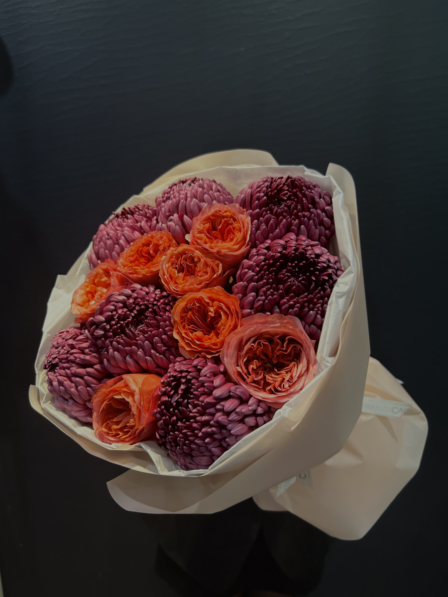 Букет из роз и хризантем сорта Бигуди "Радость для Мамы"