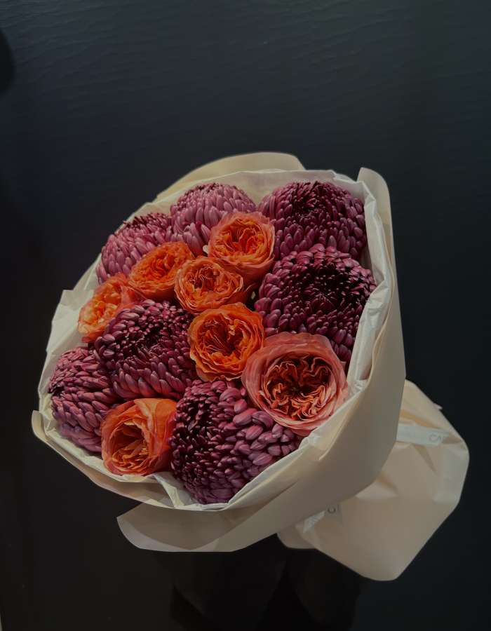 Букет из роз и хризантем сорта Бигуди "Радость для Мамы"