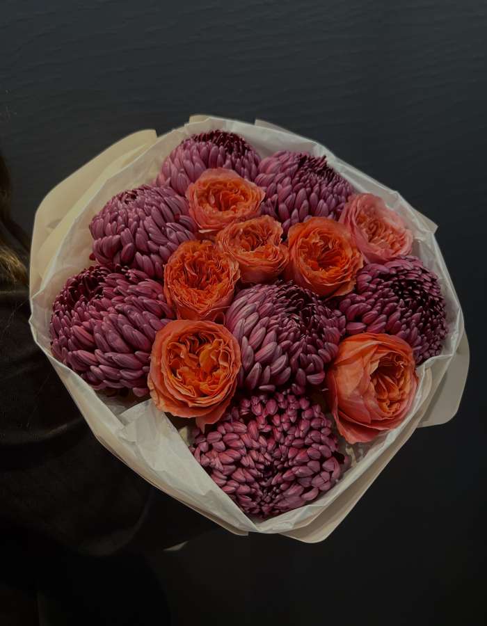 Букет из роз и хризантем сорта Бигуди "Радость для Мамы"