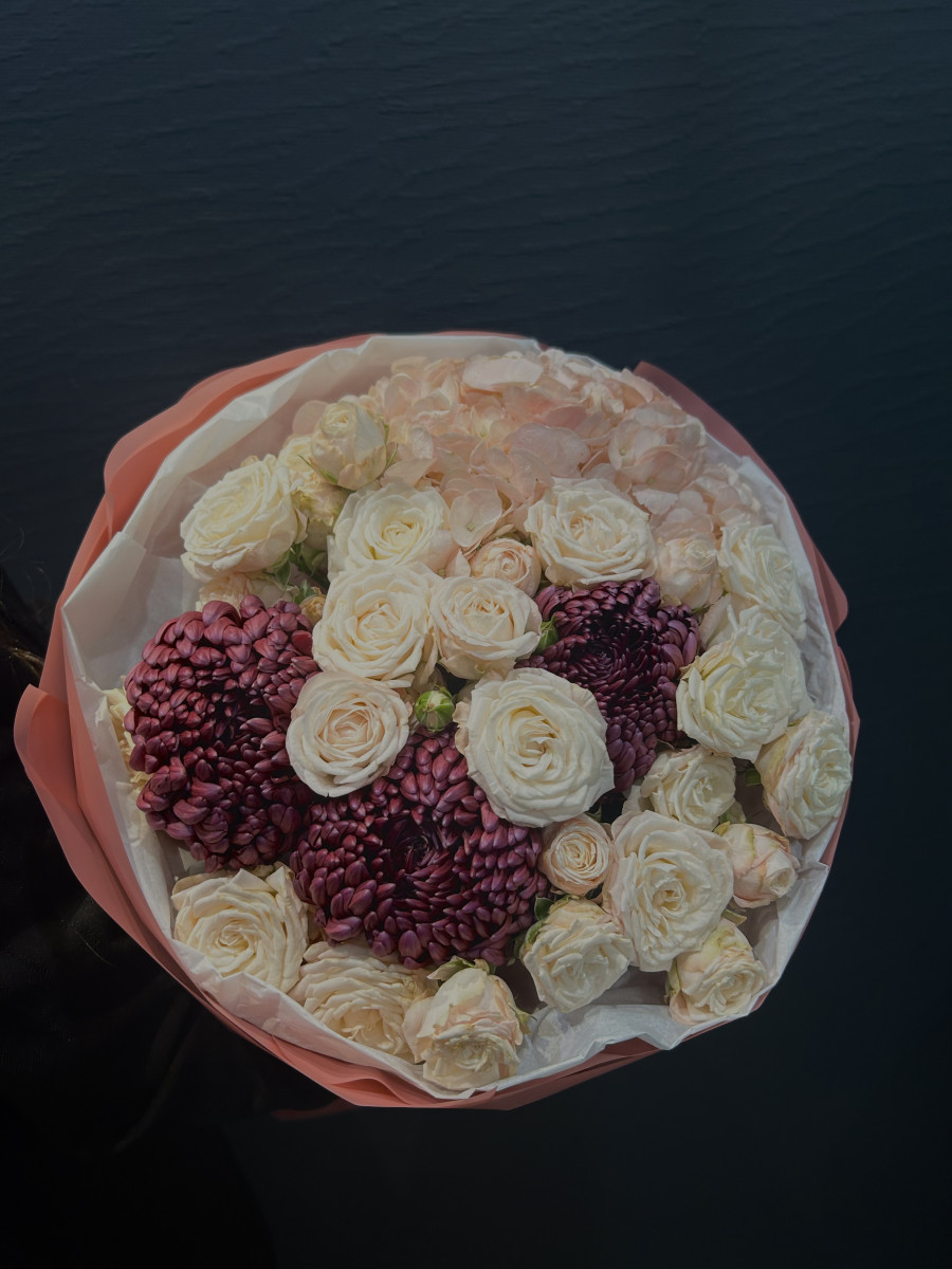 Букет из кустовых роз и гортензии "Семейный очаг"