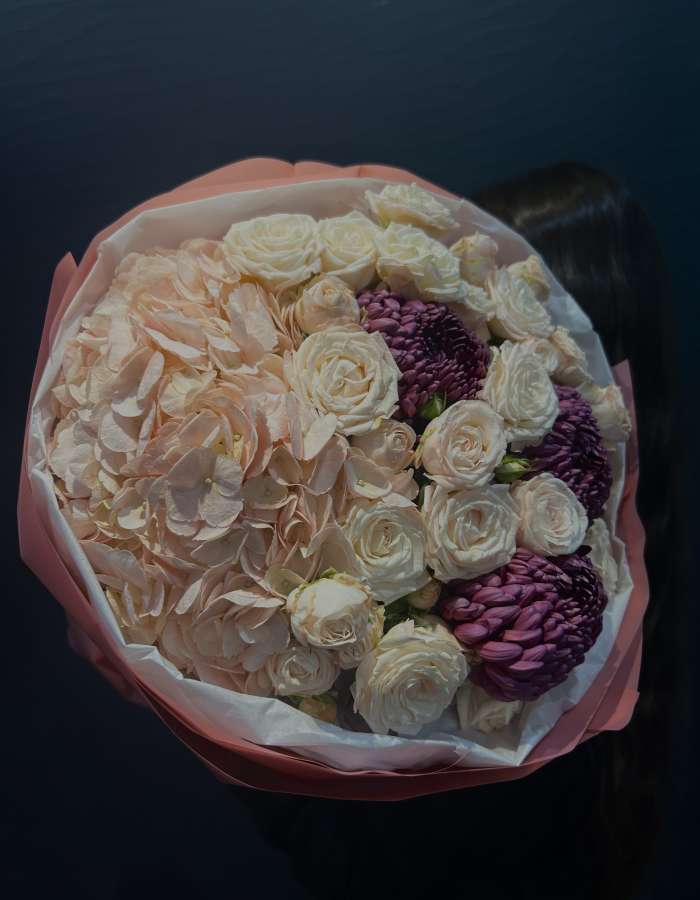 Букет из кустовых роз и гортензии "Семейный очаг"