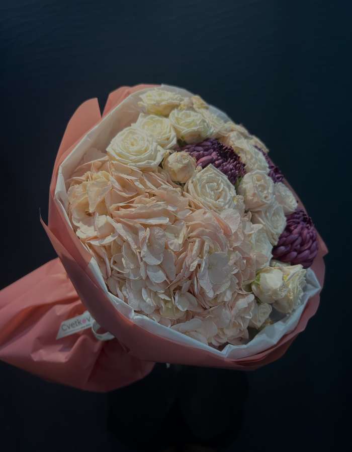 Букет из кустовых роз и гортензии "Семейный очаг"