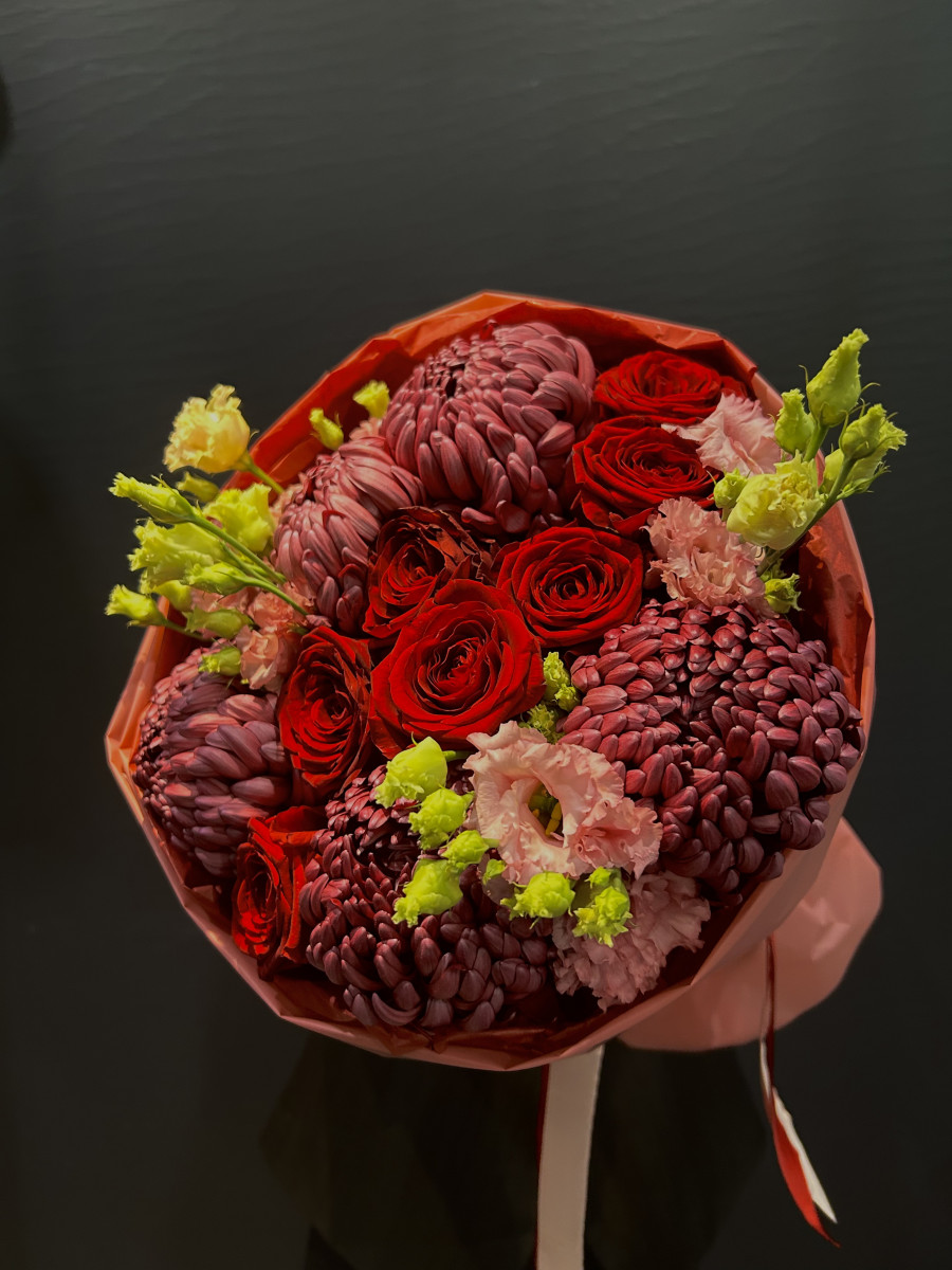 Букет из роз и хризантем сорта Бигуди(Bigoudi) "Объятия Любви"