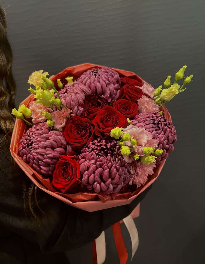 Букет из роз и хризантем сорта Бигуди(Bigoudi) "Объятия Любви"