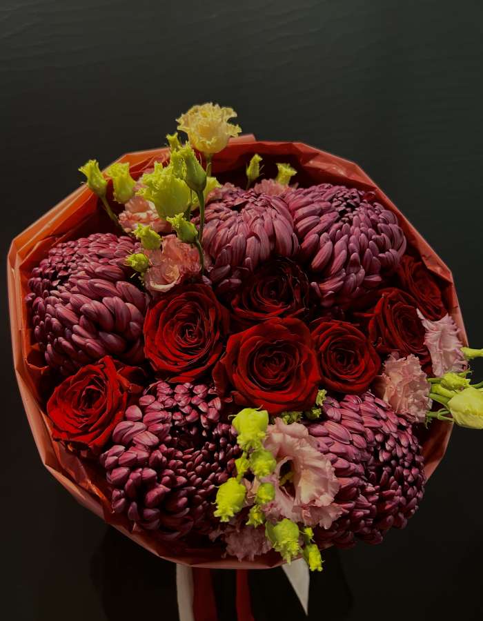 Букет из роз и хризантем сорта Бигуди(Bigoudi) "Объятия Любви"