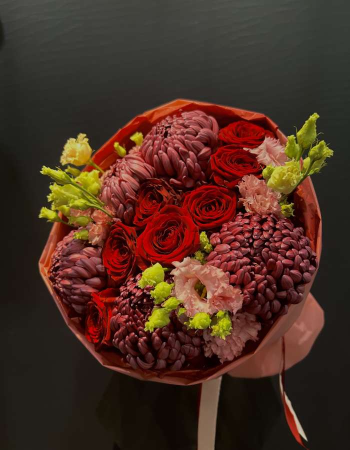 Букет из роз и хризантем сорта Бигуди(Bigoudi) "Объятия Любви"