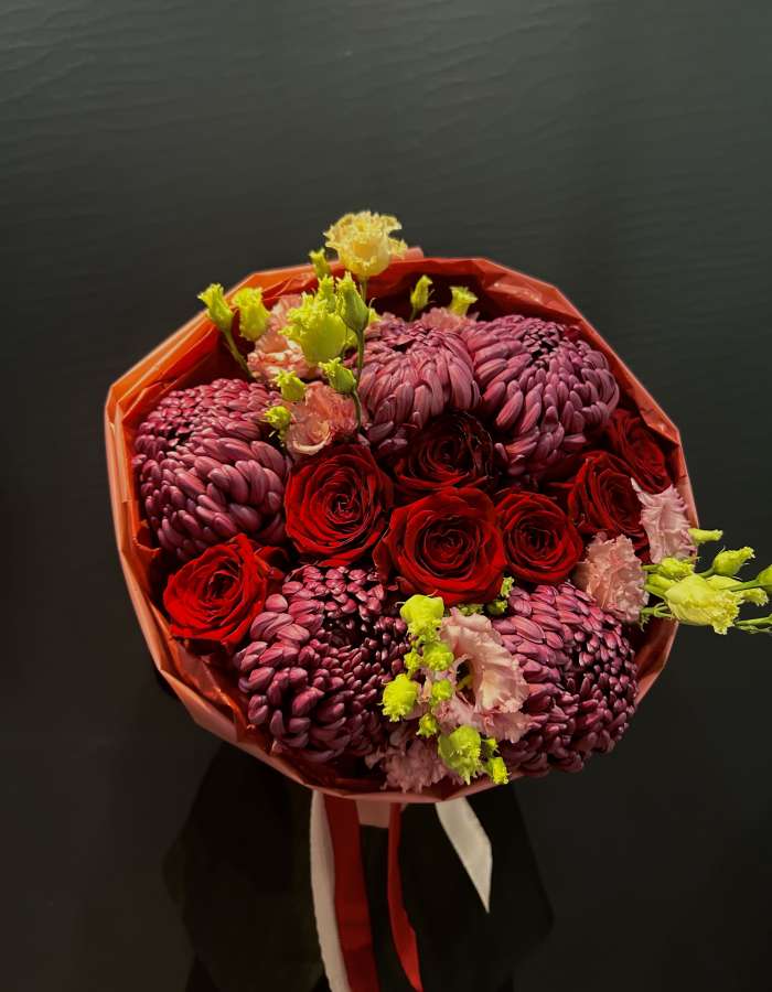 Букет из роз и хризантем сорта Бигуди(Bigoudi) "Объятия Любви"