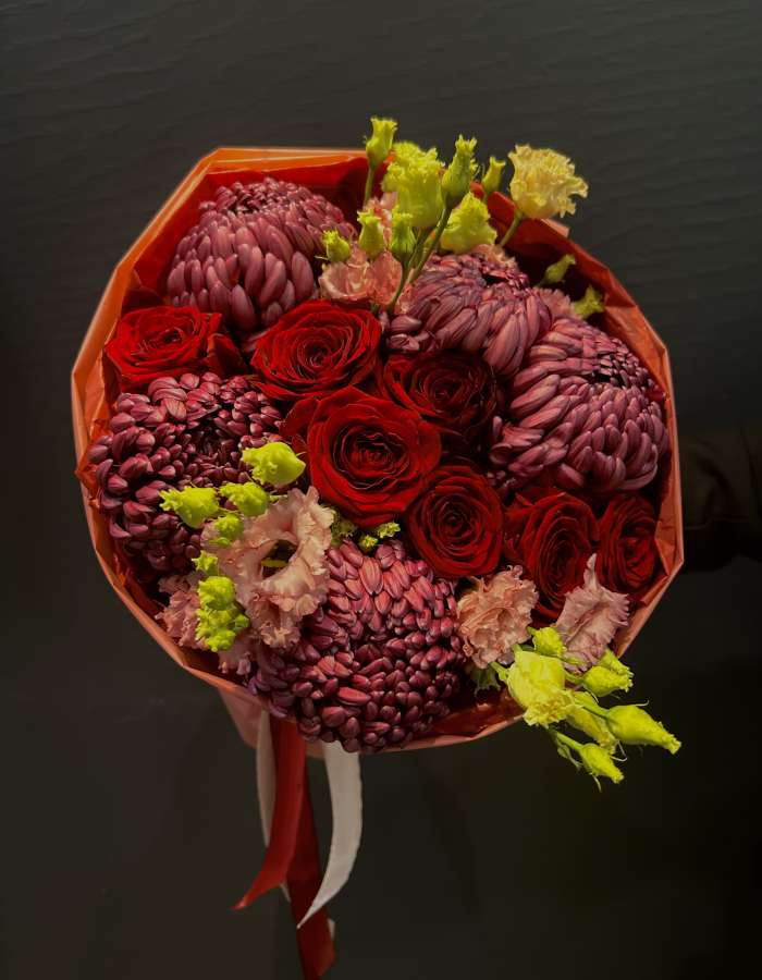 Букет из роз и хризантем сорта Бигуди(Bigoudi) "Объятия Любви"