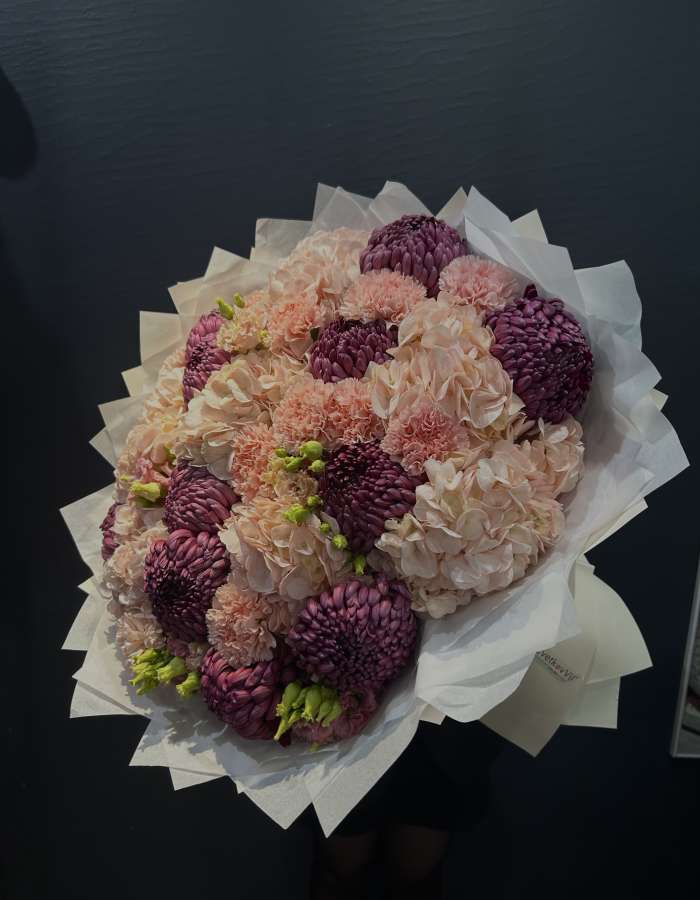 Букет с хризантемами сорта Бигуди(Bigoudi) "Сокровище семьи"