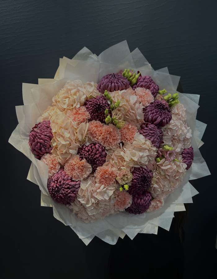 Букет с хризантемами сорта Бигуди(Bigoudi) "Сокровище семьи"