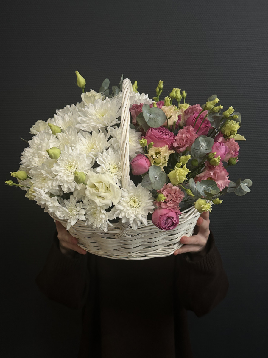 Корзинка с хризантемой и эустомой "Цветы для мамы"