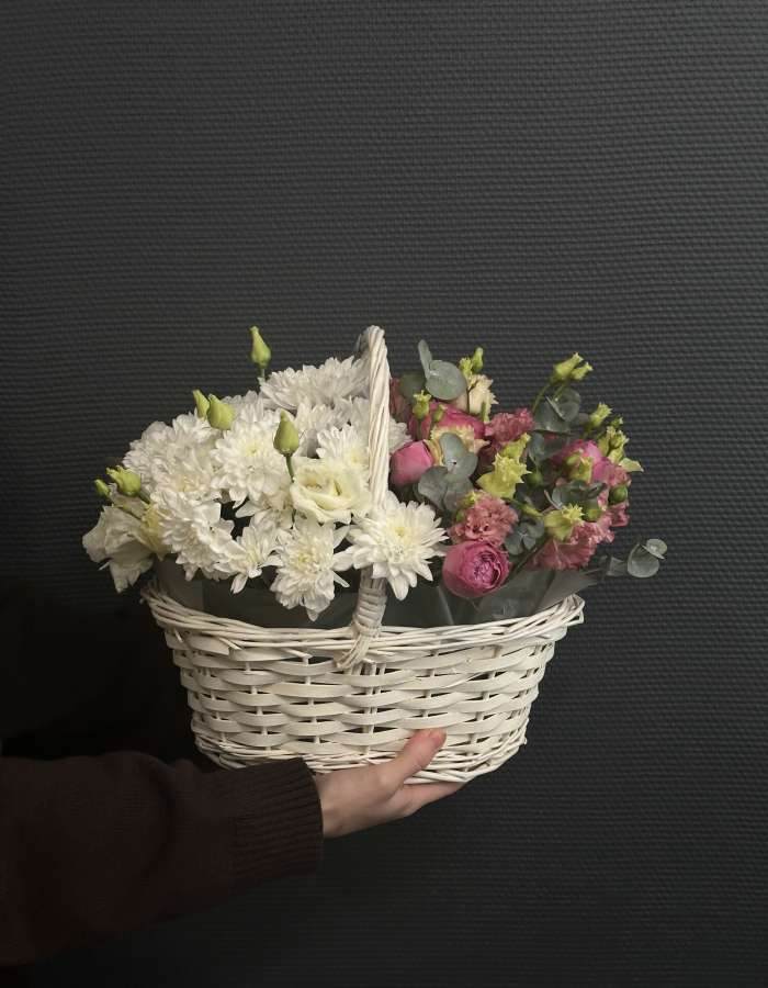 Корзинка с хризантемой и эустомой "Цветы для мамы"