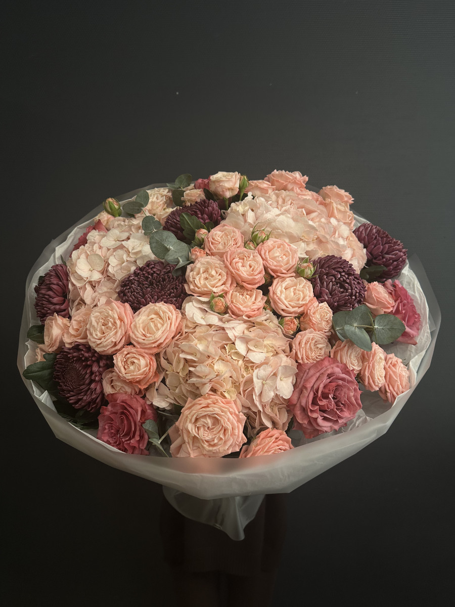 Букет из хризантем сорта Бигуди и розовых роз "Любимой Маме"