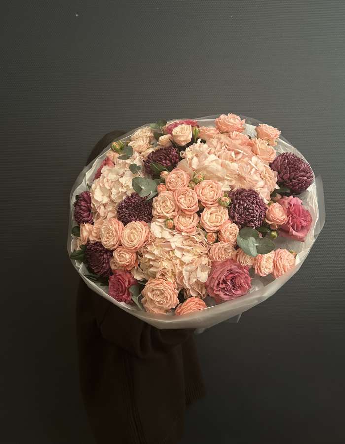 Букет из хризантем сорта Бигуди и розовых роз "Любимой Маме"