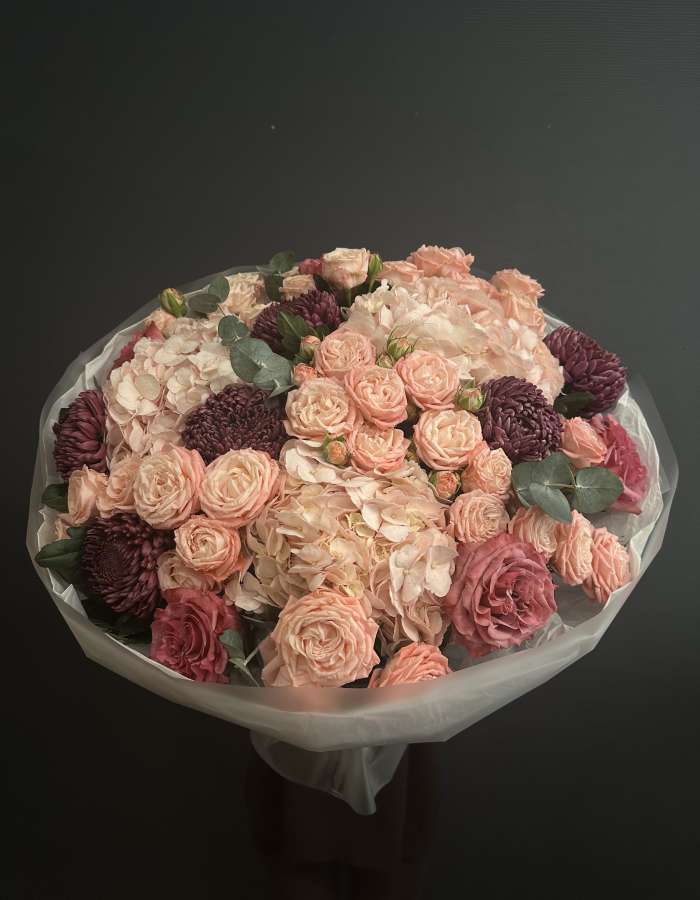 Букет из хризантем сорта Бигуди и розовых роз "Любимой Маме"