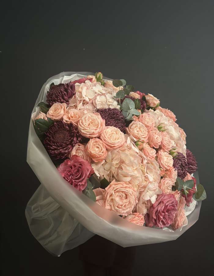 Букет из хризантем сорта Бигуди и розовых роз "Любимой Маме"