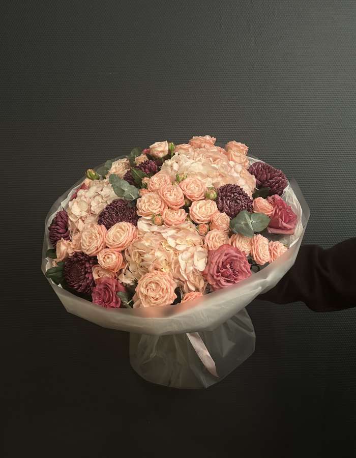 Букет из хризантем сорта Бигуди и розовых роз "Любимой Маме"