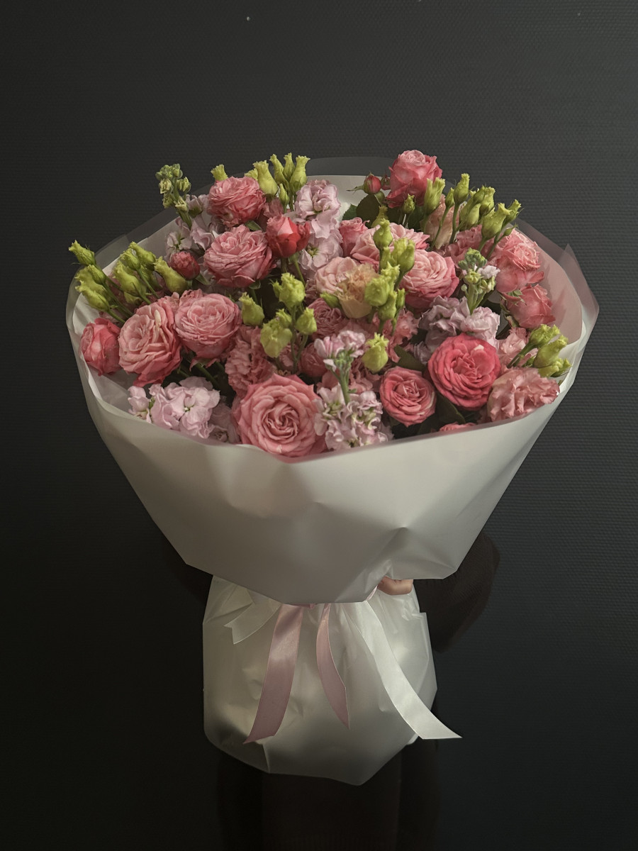 Букет из кустовых роз и матиолы "Мамин день"