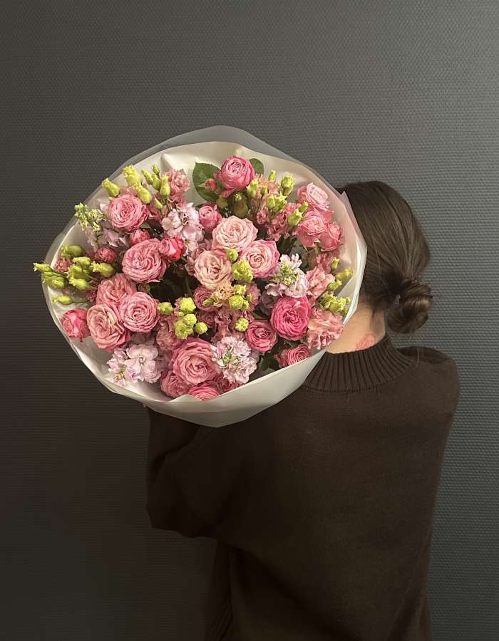 Букет из кустовых роз и матиолы "Мамин день"