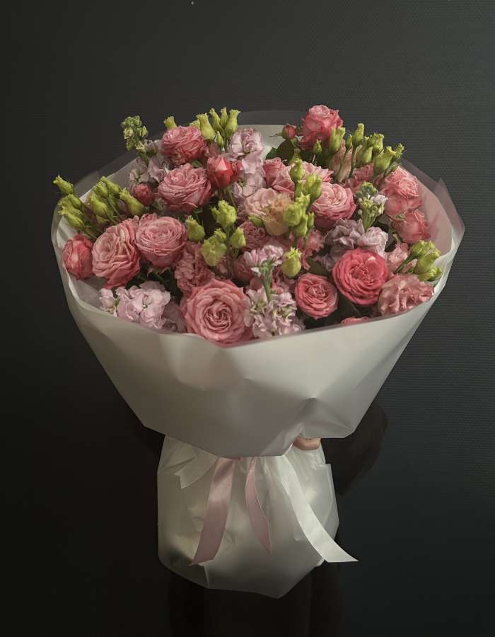 Букет из кустовых роз и матиолы "Мамин день"