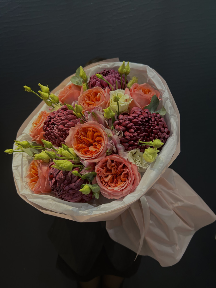 Букет из пионовидных роз и хризантем сорта Бигуди "Тепло души"