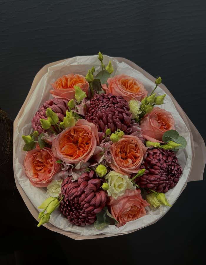 Букет из пионовидных роз и хризантем сорта Бигуди "Тепло души"