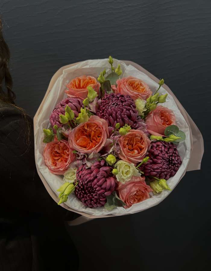 Букет из пионовидных роз и хризантем сорта Бигуди "Тепло души"