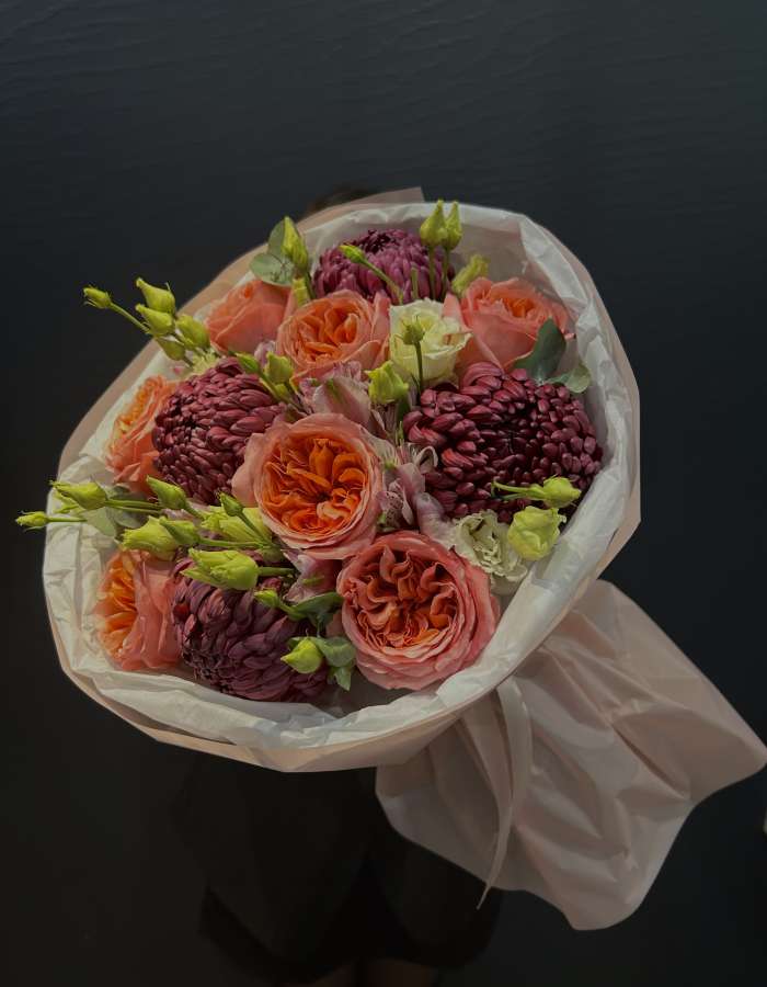 Букет из пионовидных роз и хризантем сорта Бигуди "Тепло души"