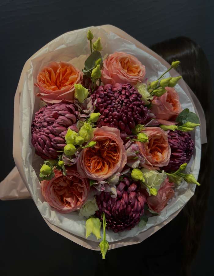 Букет из пионовидных роз и хризантем сорта Бигуди "Тепло души"