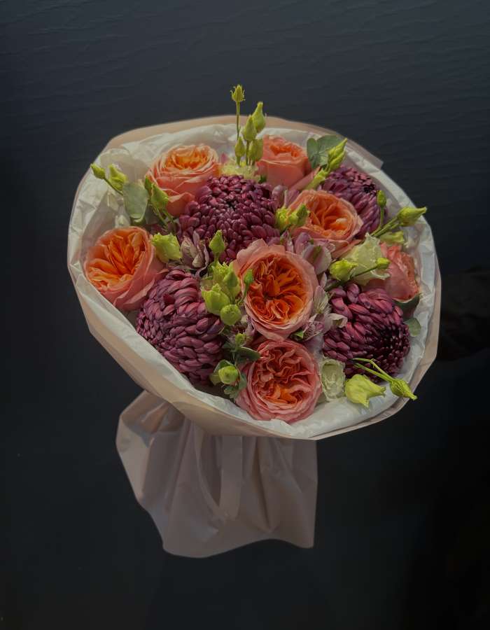 Букет из пионовидных роз и хризантем сорта Бигуди "Тепло души"